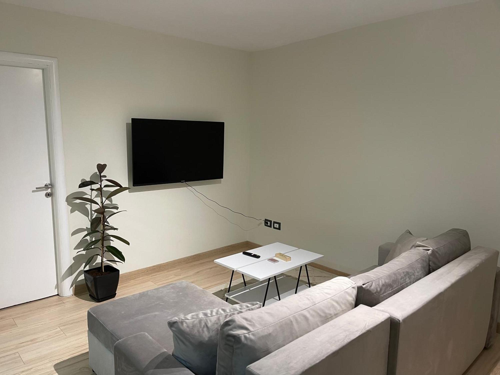 White Apartment, In The Center Of Тирана Экстерьер фото